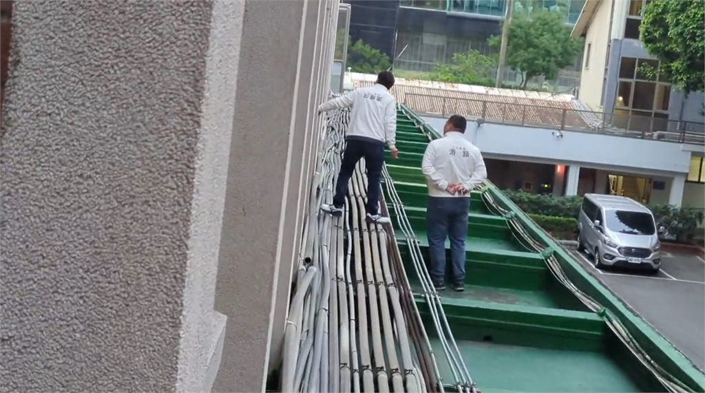 快新聞/國民黨三闖《選罷法》修正草案 清晨佔立院鎖門、封保鮮膜