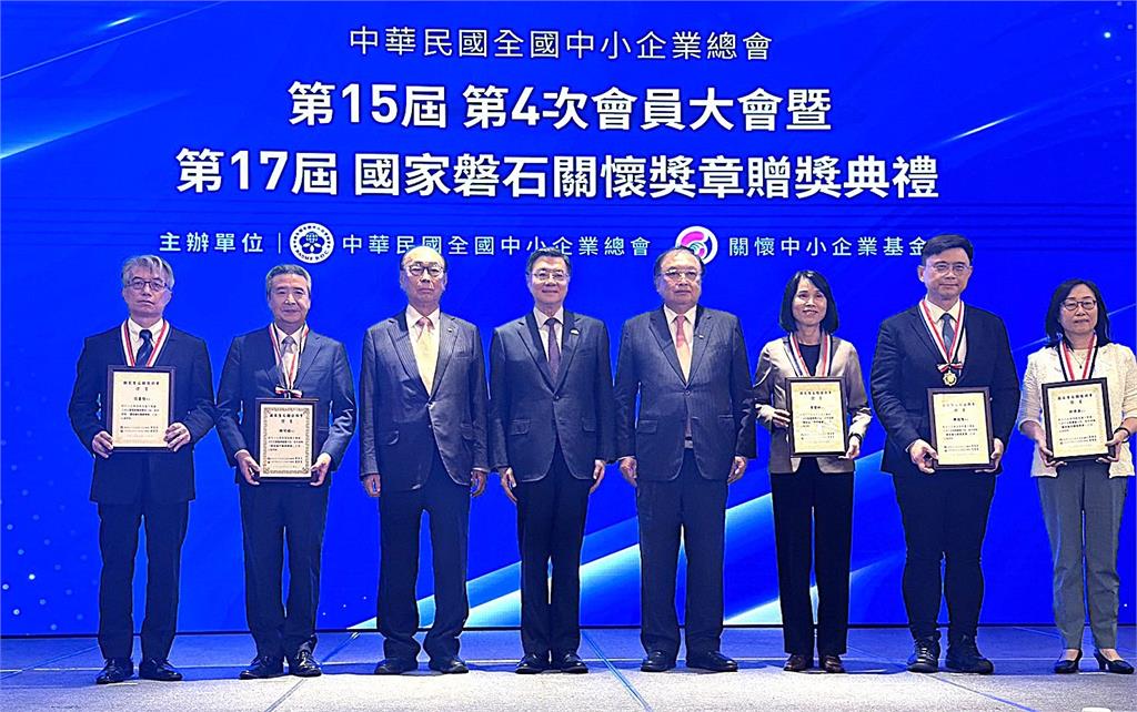 立委賴瑞隆獲國家磐石關懷獎章 肯定推動企業政策與經濟推手