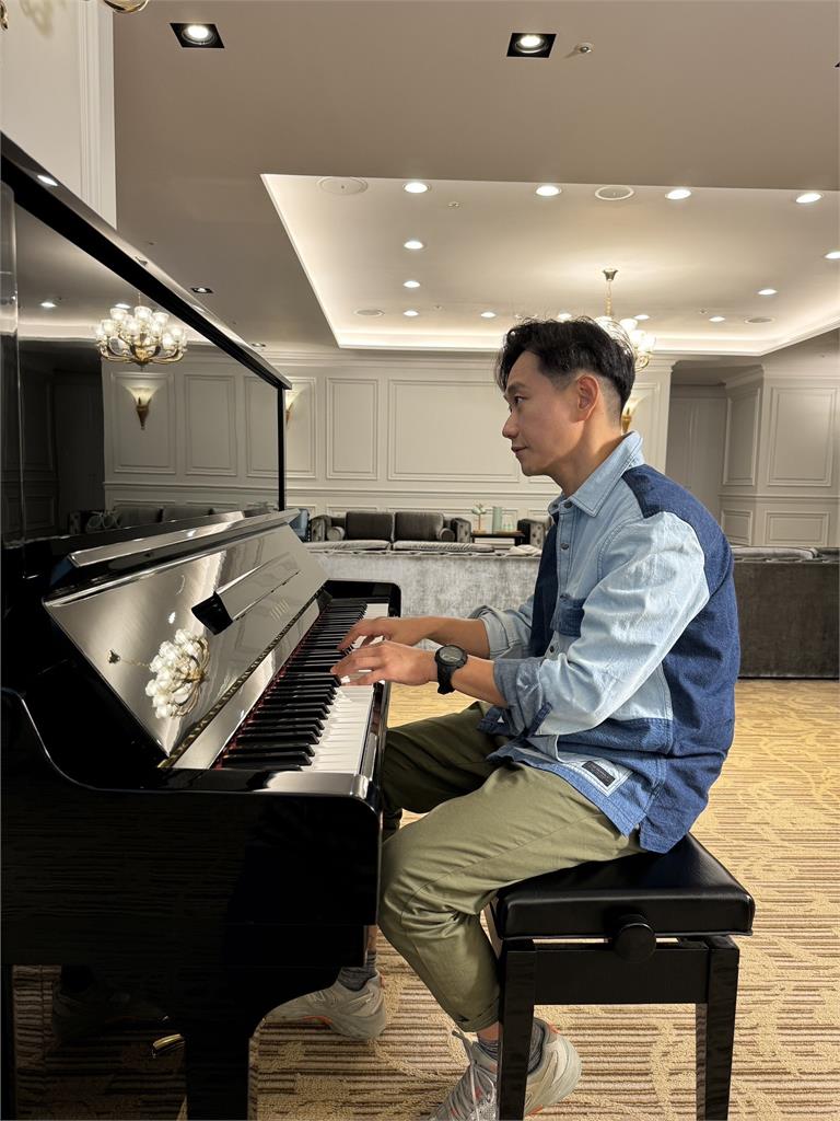八點檔男星陳家逵是「鋼琴演奏高手」！和歌手洪浩竣對戲一拍即合