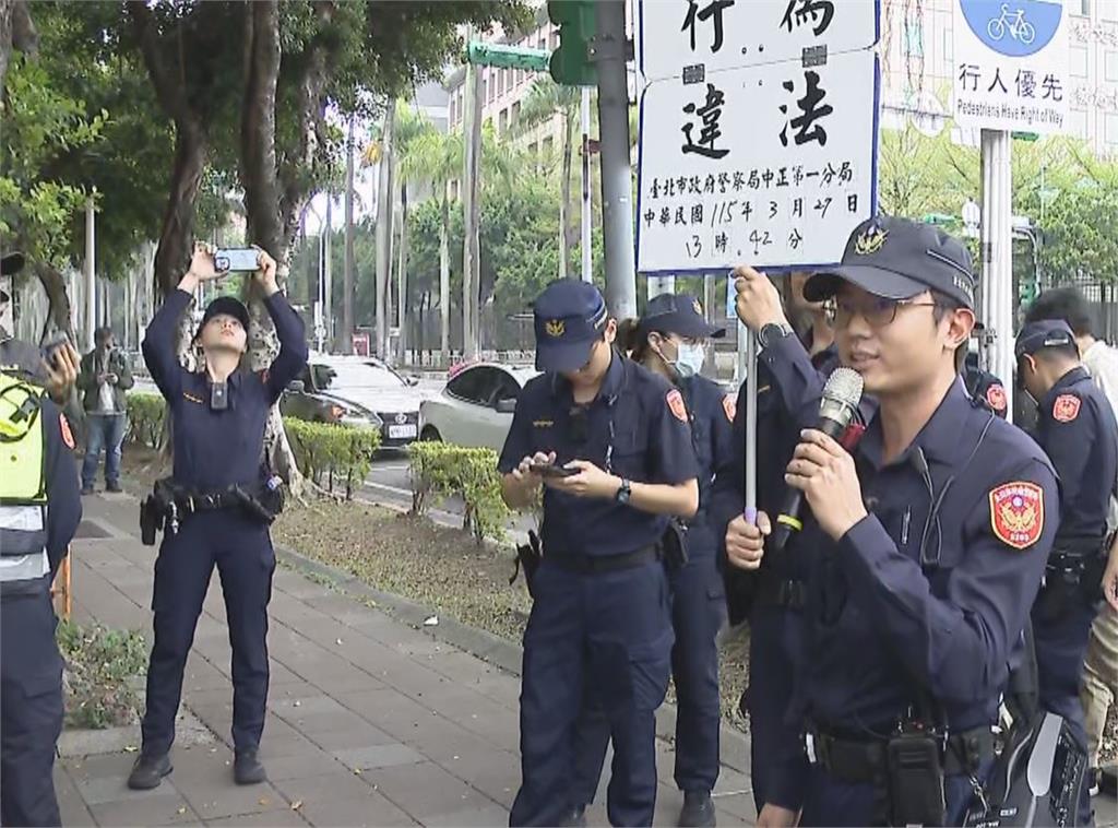 快新聞/第一次舉牌警告!台灣國凱道抗議民眾黨 高喊「罪有應得」
