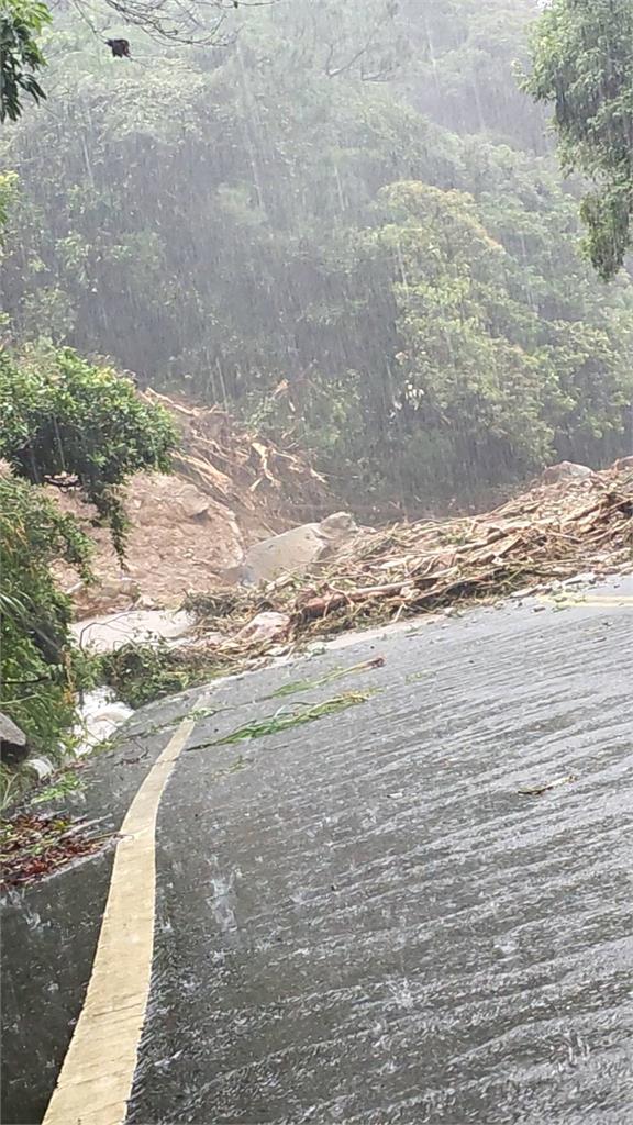 獨家／萬里暴雨成汪洋！駕駛受困產業道路生死未卜　搜救隊挺進救援中