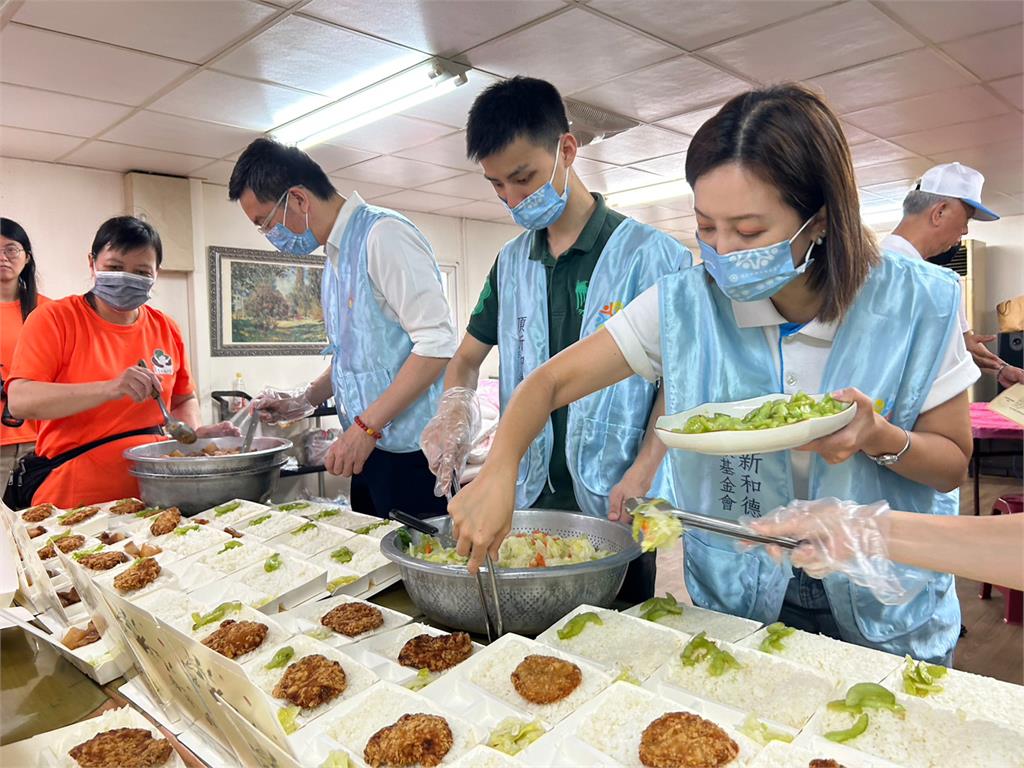 頂新和德志工包粽傳愛  陪阿公阿嬤提前過端午