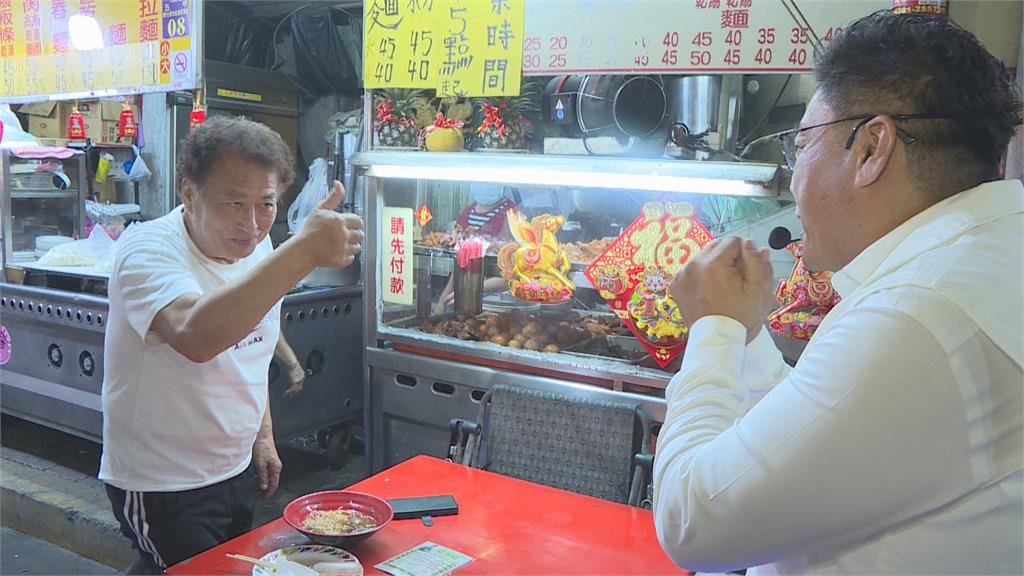 許智傑陪同拜票力挺蘇致榮　熱情與攤商、民眾互動