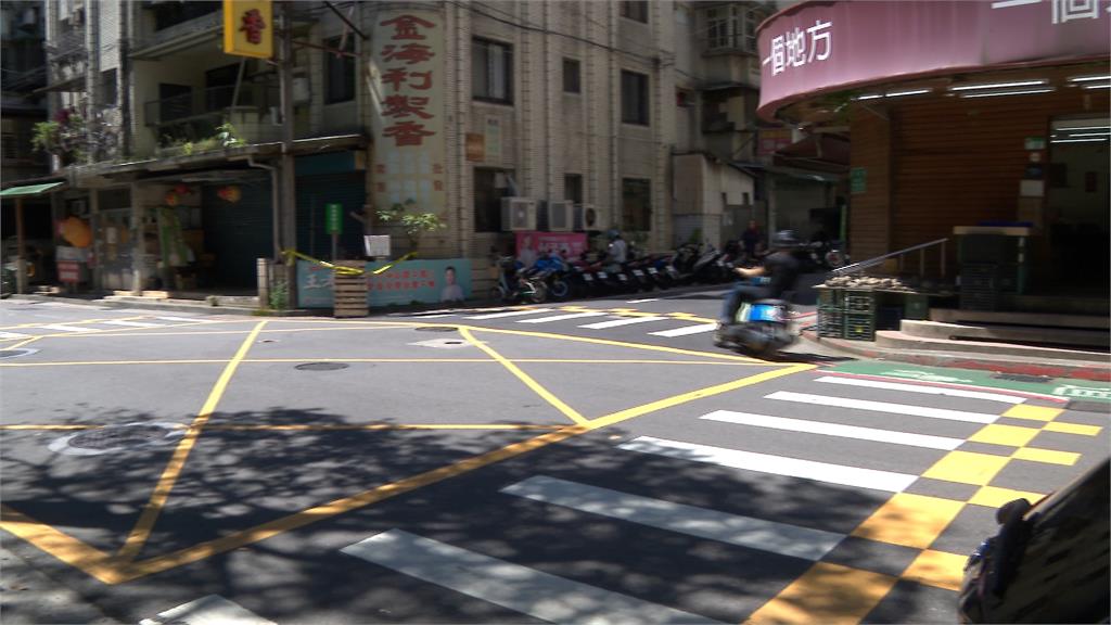 女騎士轉彎未減速禮讓　行人氣炸「狠巴頭」恐挨告