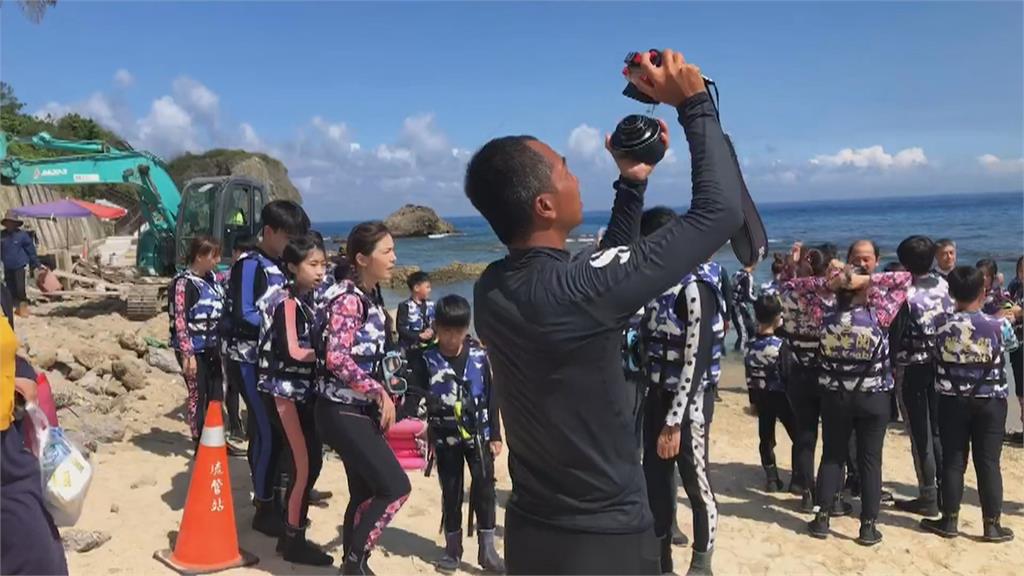 趁颱風來前玩一波 小琉球艷陽高照遊客玩水消暑