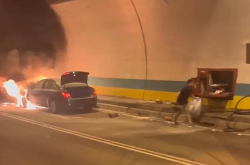 快新聞/熊熊烈火!國3中和隧道發生火燒車事故 畫面曝光