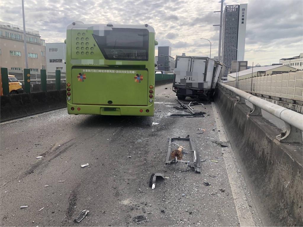 快新聞/新北三重中山橋「公車撞貨車」9人送醫 現場嚴重回堵