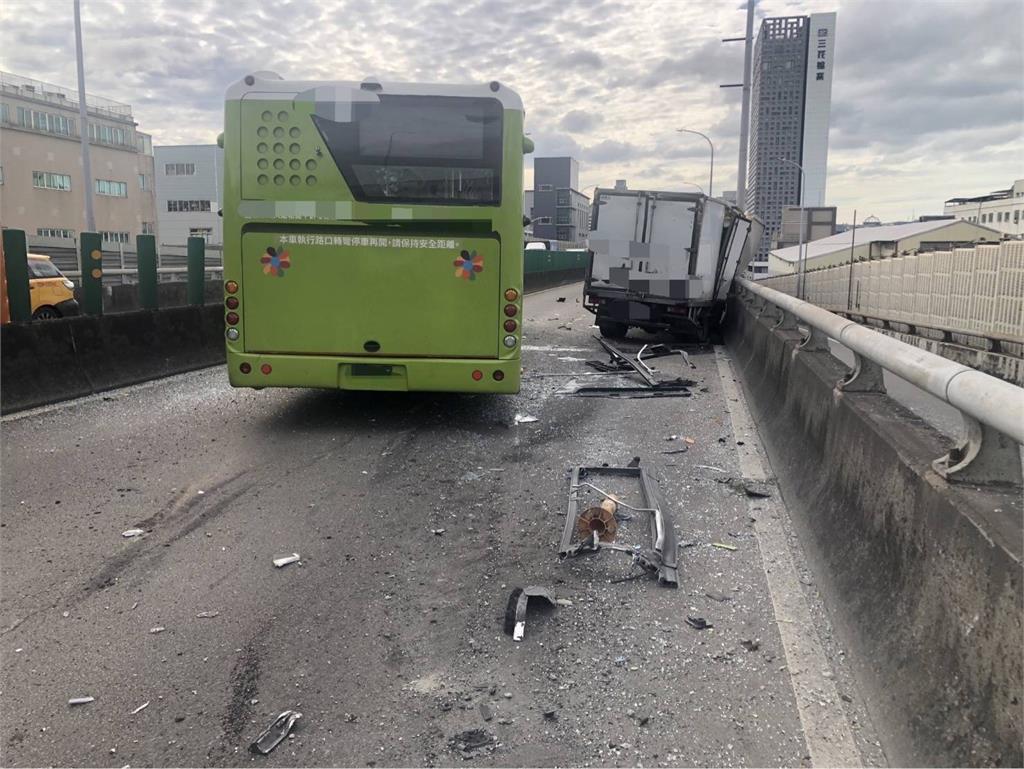 快新聞／新北三重中山橋「公車撞貨車」9人送醫　現場嚴重回堵