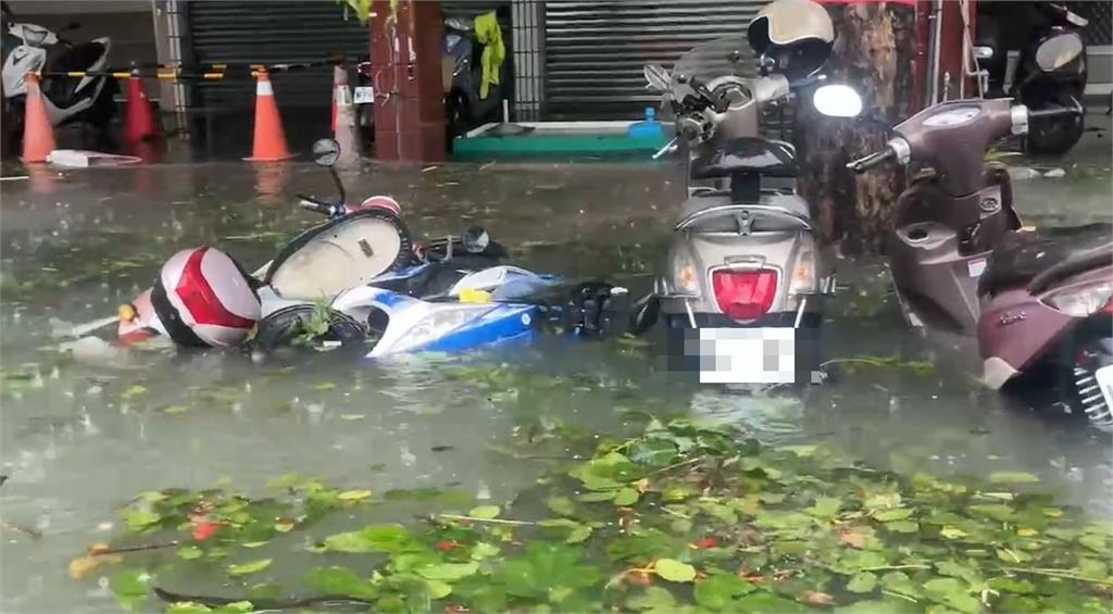 快新聞/高雄馬路變河流!轎車開一半拋錨還進水 車主急喊:阿彌陀佛