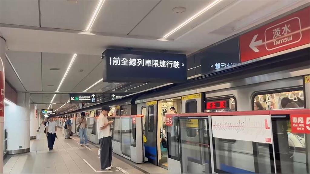 北捷車廂驚魂！紫衣男通話飆吼「會死很多人」　乘客嚇瘋急逃命「驚險畫面」曝光