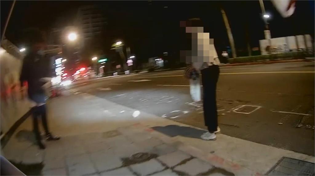影/不只北車…台北深夜驚見「遊民褲子脫一半」大街侵犯女子!機車情侶急制止