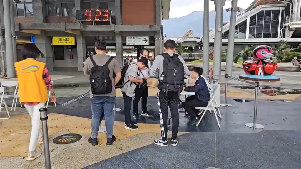 康芮颱風/康芮強襲重創花蓮! 台鐵「4路段」受損搶修 火車站擠滿人潮