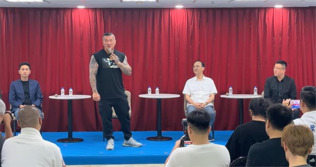 國民黨青年沙龍「壯漢知識藍」竟是館長!喊「我們是中國人」遭網吐槽:誰跟你一樣