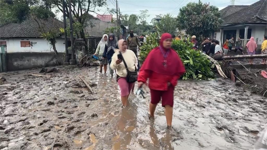 印尼塞梅魯火山連續噴發10次　當局急撤逾900人、道路遭破壞