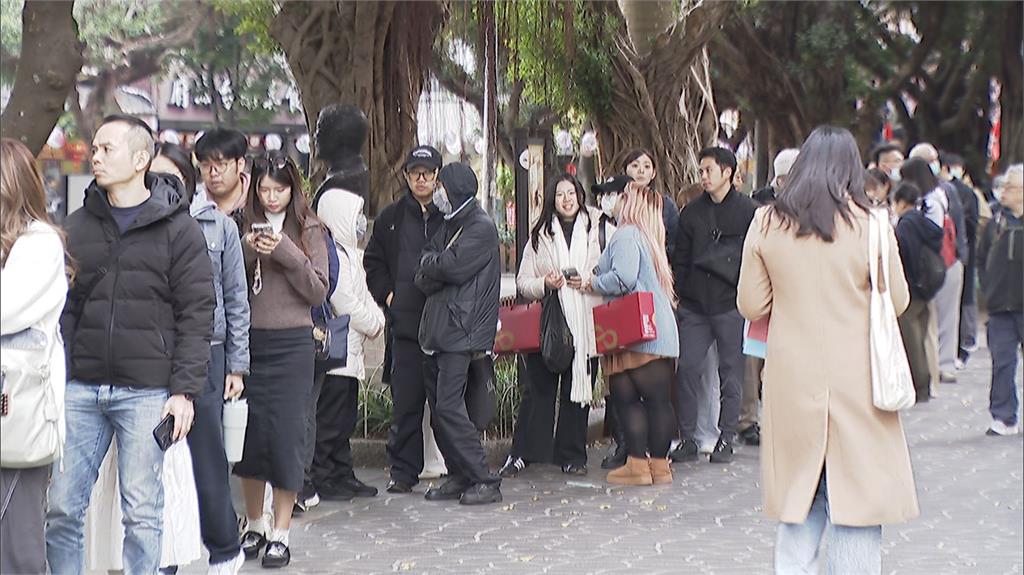 採買年貨各大名店排長龍　牛軋餅、肉乾等甜鹹零食受歡迎