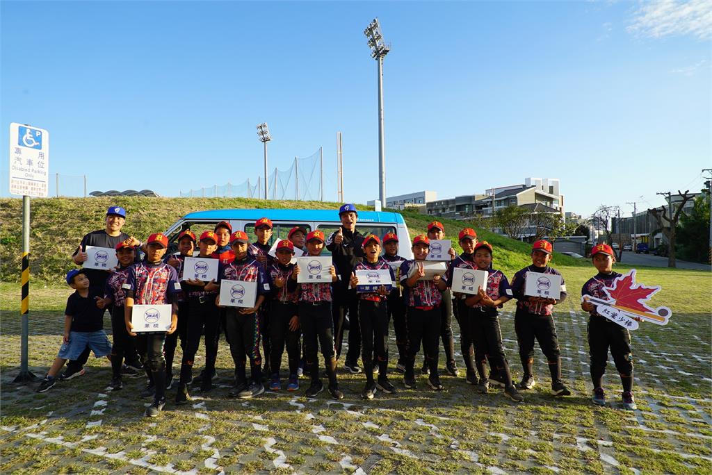 棒球/關懷盃紅葉少棒奪冠!富邦悍將張進德、王勝偉「開新車」回饋偏鄉