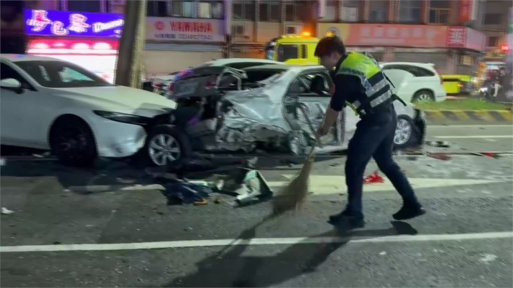 中壢8車連撞！　自小客高速衝撞停紅燈7車