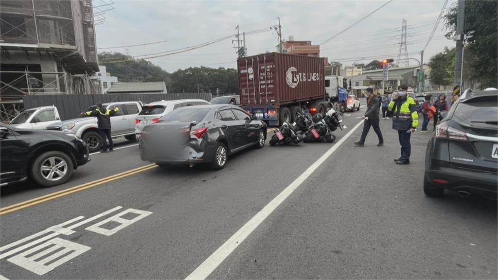 苗栗台13線三義段驚傳連環撞 2警用重機停紅燈遭波及