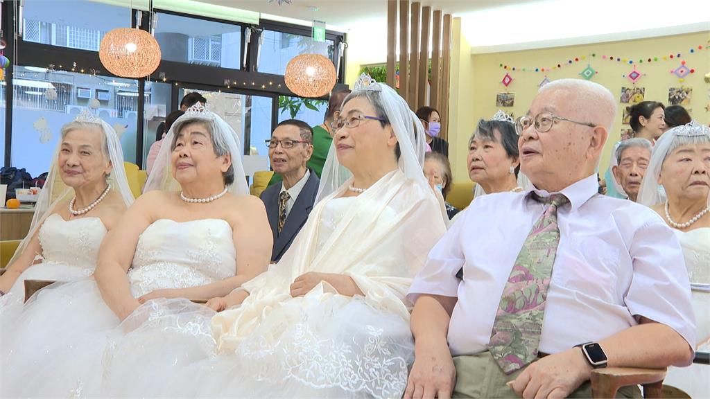 銀髮長輩再次穿婚紗 重溫浪漫歲月哽咽告白