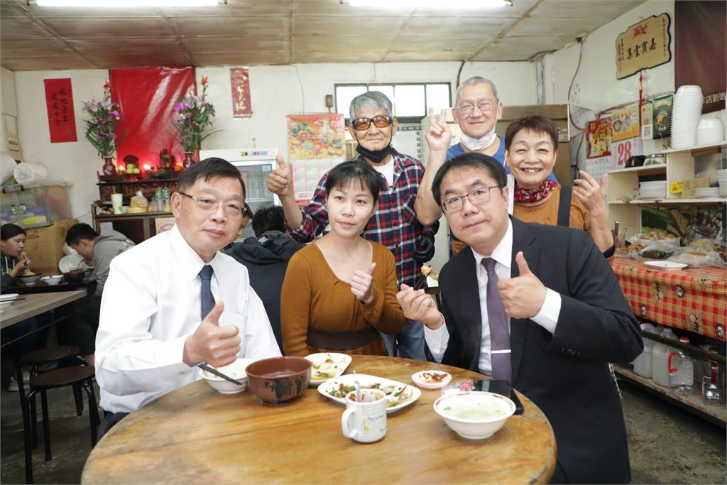 台南40年瘖啞麵店老闆退休換女兒接棒 黃偉哲親造訪獻祝福