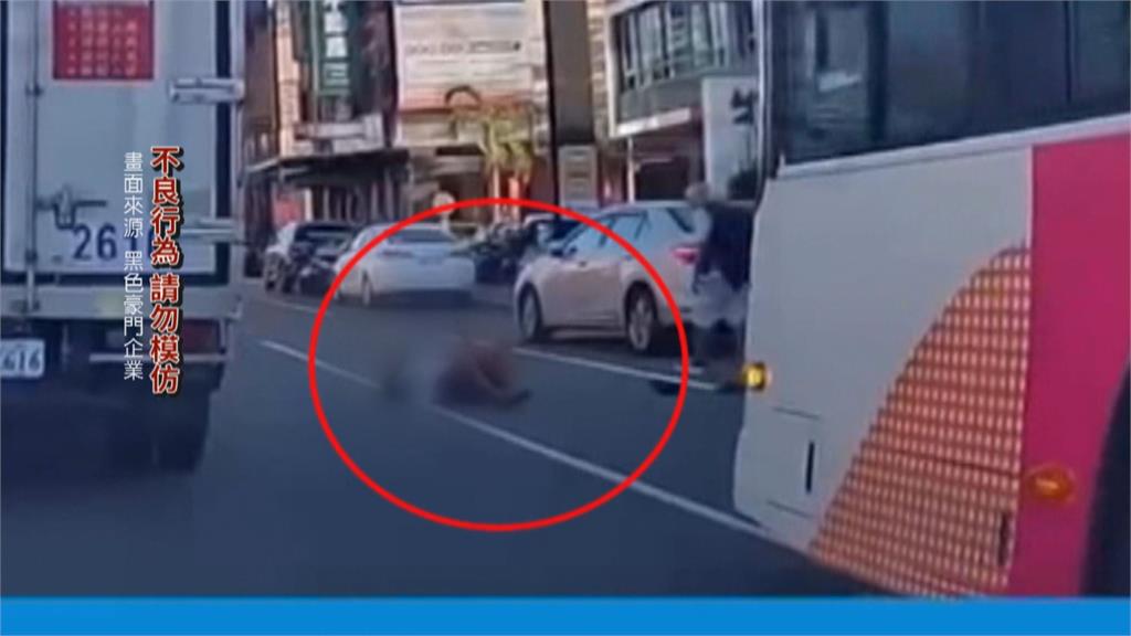怪男斑馬線「不斷翻滾」好危險！　警：依法可罰500元