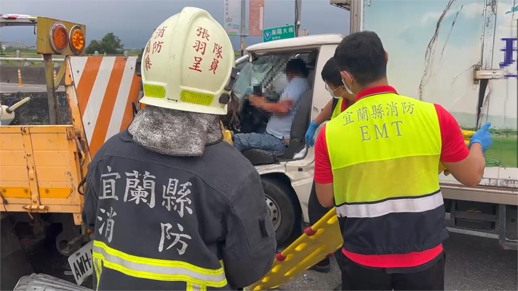 最新/蘭陽大橋「撞」況突發!小貨車猛撞工程車釀3傷「駕駛卡變形車內」