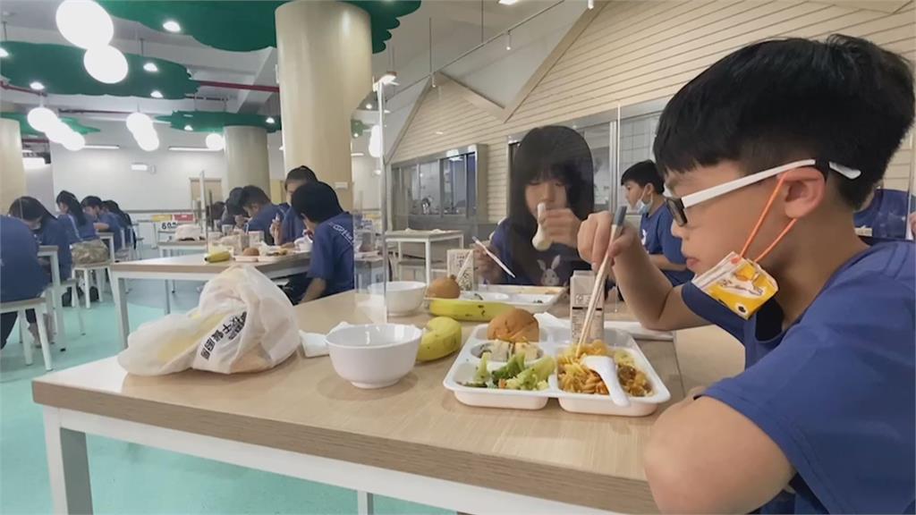 教室變身高級餐廳！　「他們」營養午餐吃義式鮮蔬烤石斑