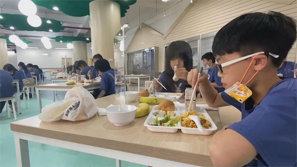 教室變身高級餐廳! 「他們」營養午餐吃義式鮮蔬烤石斑