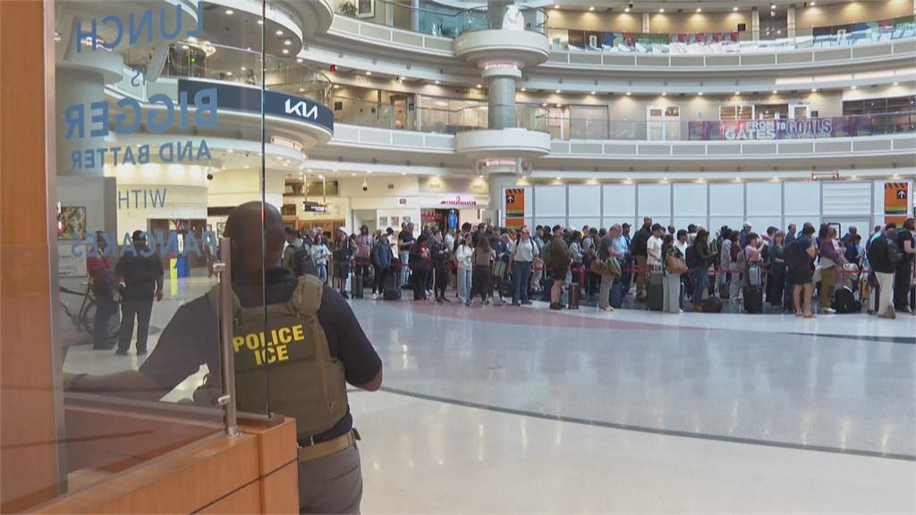 人員短缺！美機場安檢人潮塞爆　川普派ICE支援引質疑