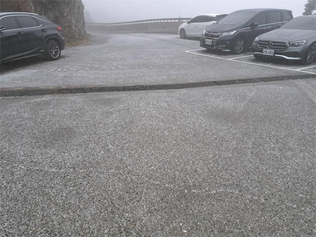 快新聞／銀白合歡山！冰霰、冰雹齊下　台14甲線限加掛雪鏈通行