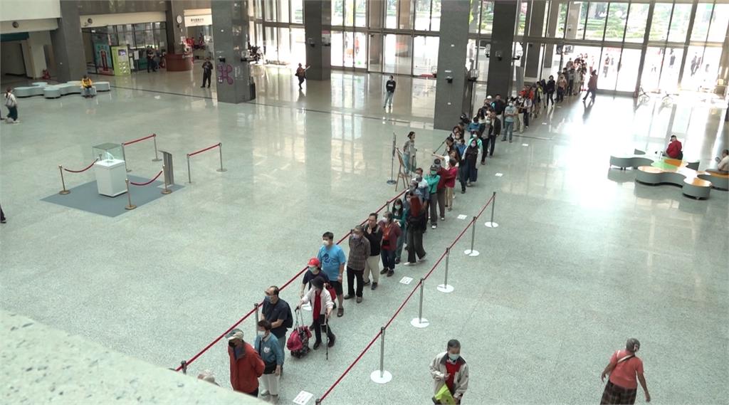 高雄「手繪年曆、水果月曆」超搶手　民眾大排長龍索取