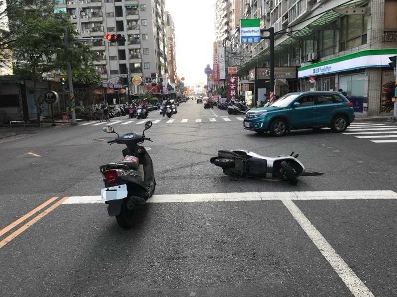 台南警匪追逐！女毒犯拒檢加速逃　後輪遭射破還狂衝