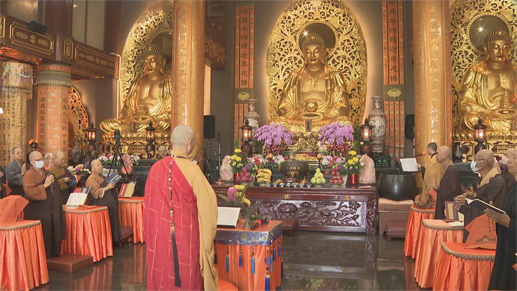 "台版吳哥窟"台南楠西萬佛寺圍爐氣氛溫馨 法會祈和平