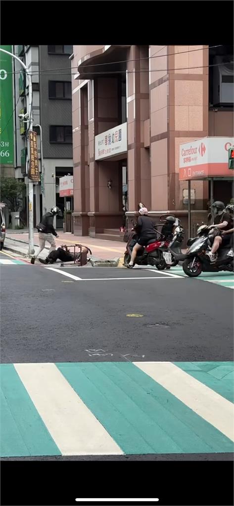 楊柳颱風吹倒老爺爺　暖心騎士衝上前攙扶感動全網：好人一生平安