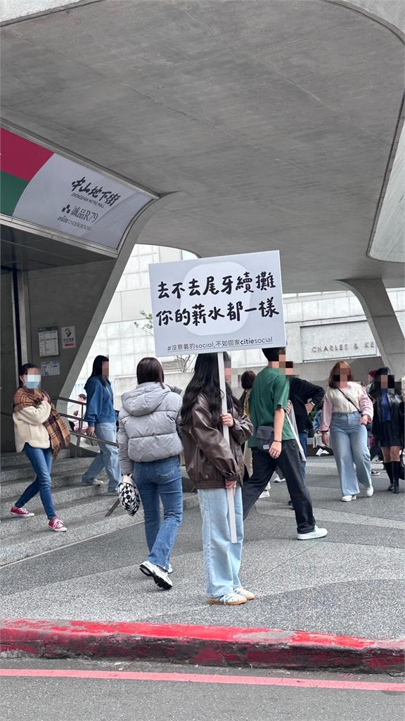 長髮正妹捷運站高舉「2句話」!牌上「14字」狂吸1萬人大讚:超有感