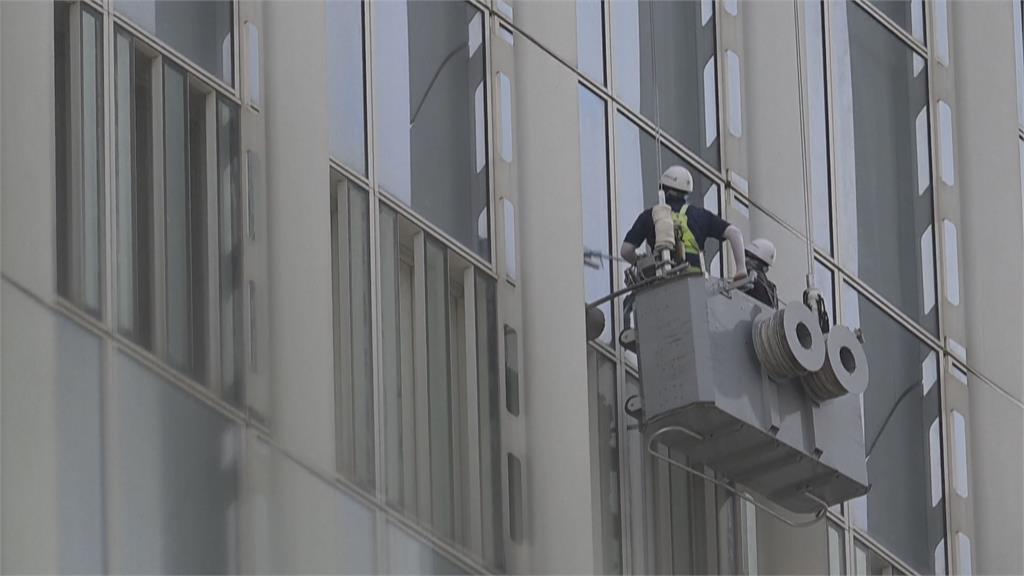 南韓最高「樂天世界塔」　作業員凌空擦玻璃