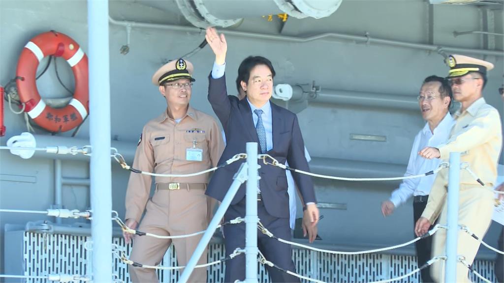 賴總統視導澎湖國軍戰備　登上鄭和艦　頒發中秋加菜金