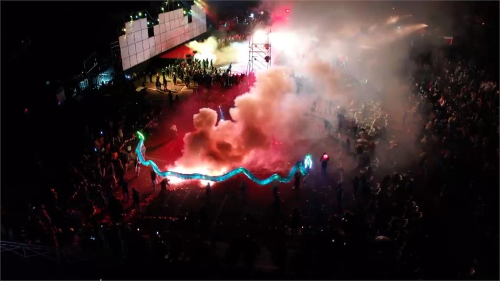 震撼!苗栗元宵主秀登場 七尾祥龍穿梭砲陣起舞