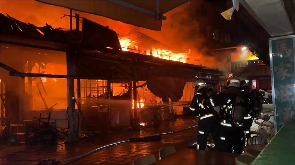 快新聞/北市華西街凌晨大火「延燒5店舖」 爆炸聲不斷