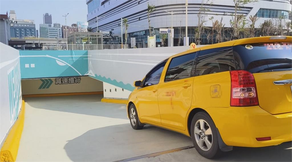 高雄火車站集結近百位司機 控訴台鐵影響排班車權益