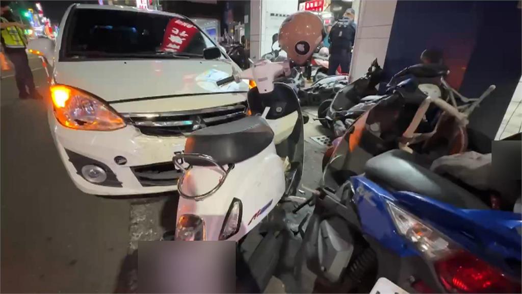 高雄鳳山車衝對向連撞13車釀8傷 肇事駕駛稱化療暈眩釀禍