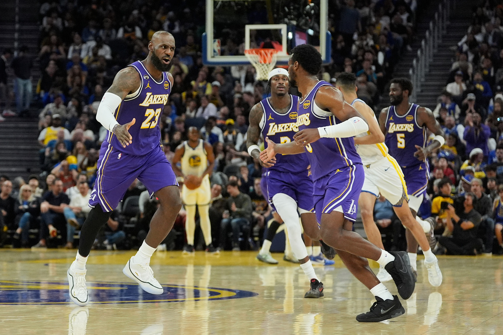 NBA(影)/籃球生涯下一步該怎麼走暫放一旁!詹皇先在家享受天倫之樂