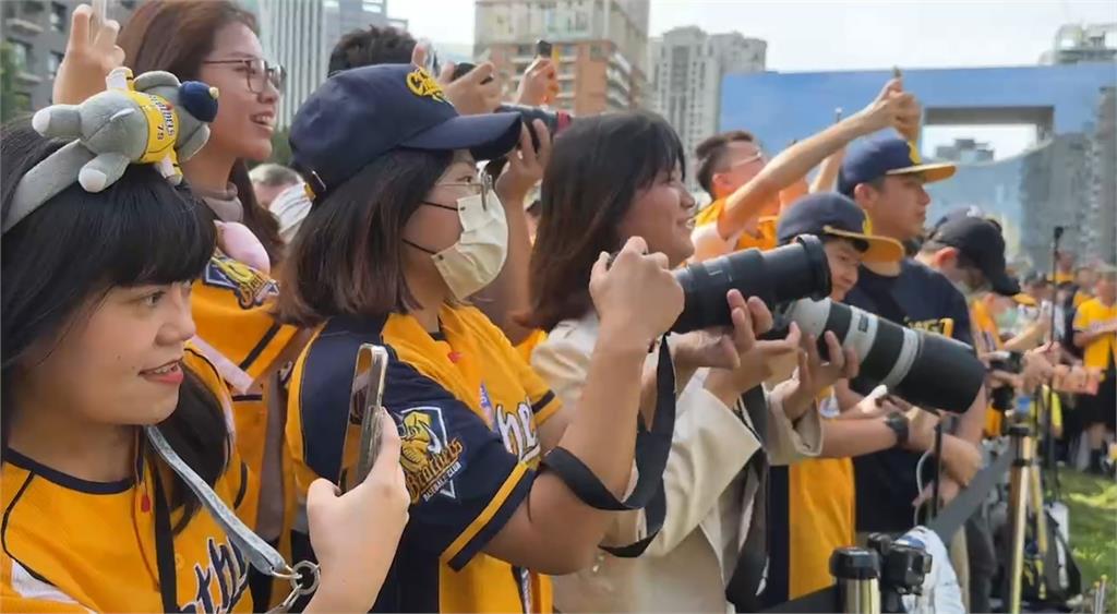 中信兄弟封王感謝祭登場 象迷們塞爆遊行路線