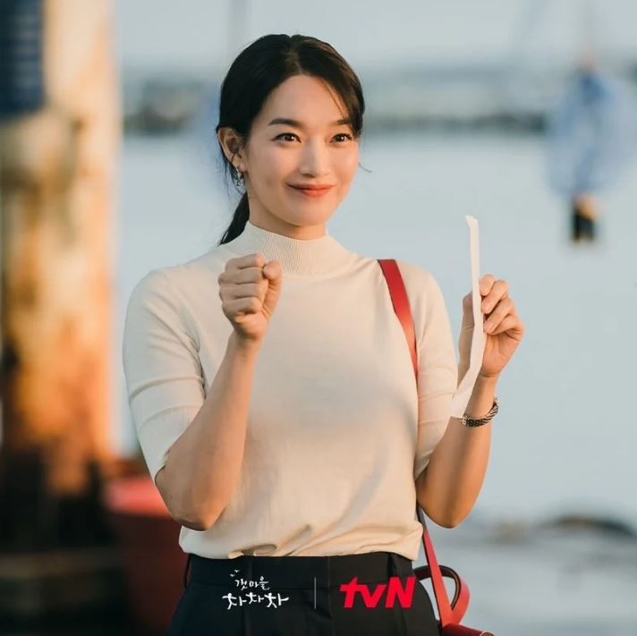 《因為不想吃虧》申敏兒髮型範本！及肩層次剪、薄瀏海修飾顴骨臉型　這款捲髮又甜又嫩