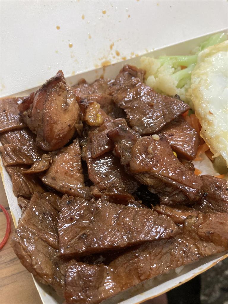 台南便當「燒肉多到炸出來」只要80元!內行人偷私藏:老闆我愛你