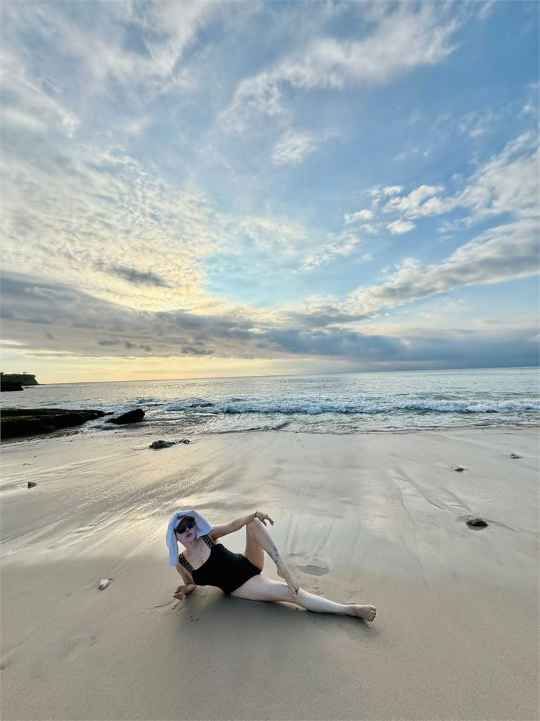 被大10歲陳美鳳激到?藍心湄沙灘「這樣露」網害羞:沒臉活了