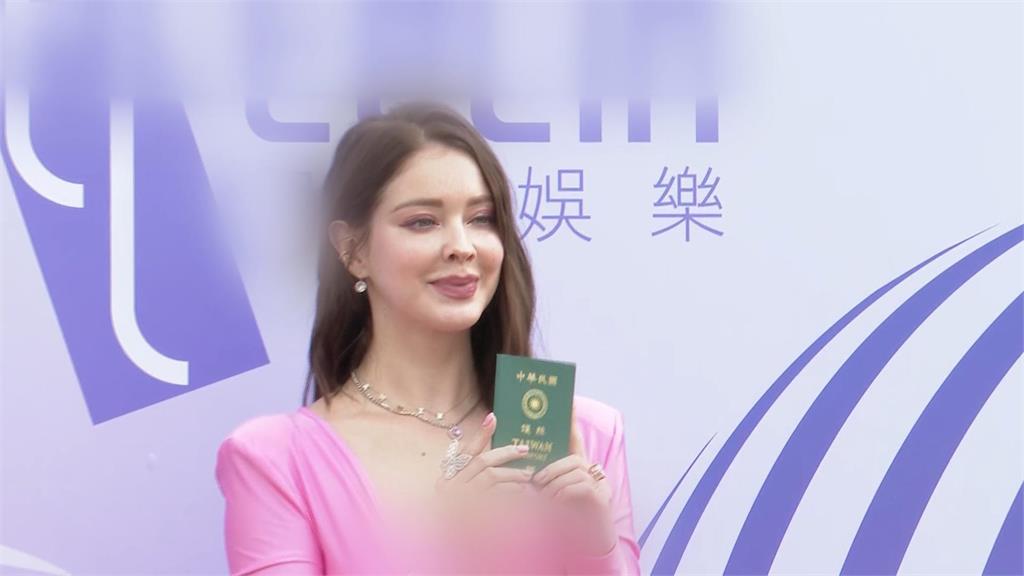 等13年！俄模特兒安妮秀台灣護照　開心喊「別再叫我外國藝人」