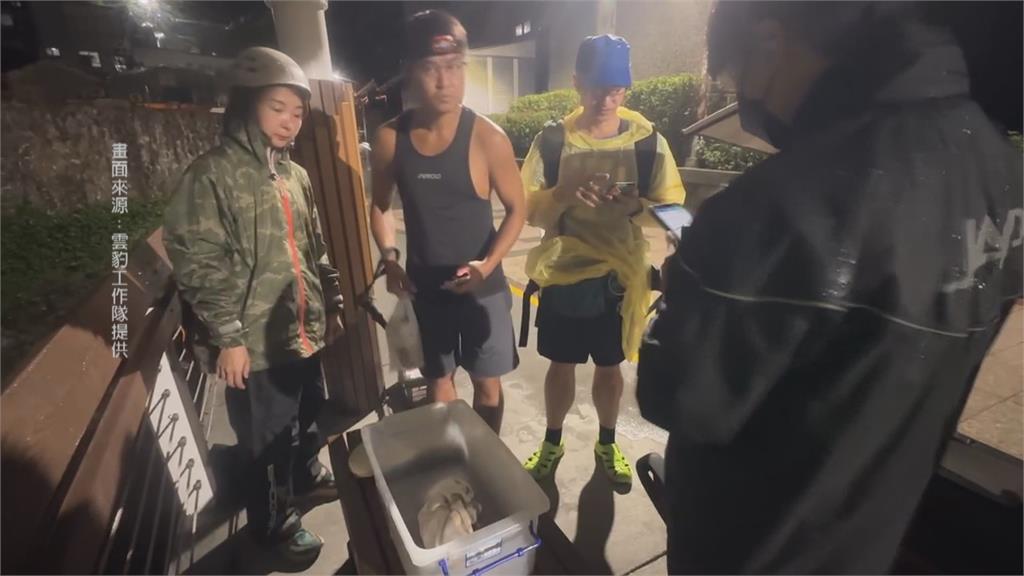 高雄柴山登山步道驚現 無助小獼猴 搜救隊緊急救援