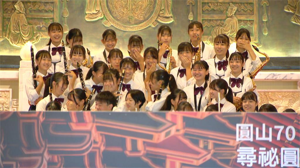 感人!「橘色惡魔」雨夜凱道排練 師生大啖鹽酥雞、中文說謝謝
