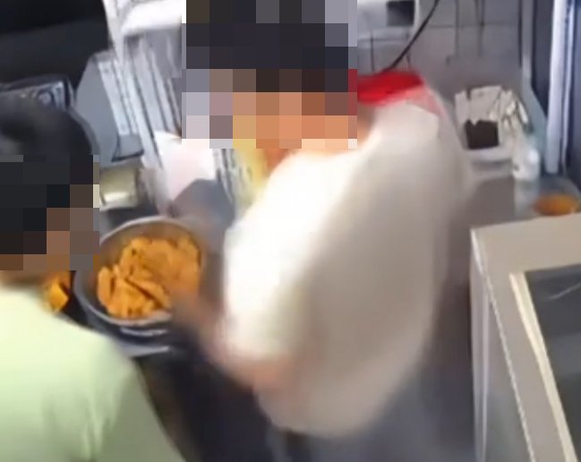 炸雞店員躲廚房「偷挖屁股」沒洗手就包餐！超噁20秒嚇翻網：今晚加菜了